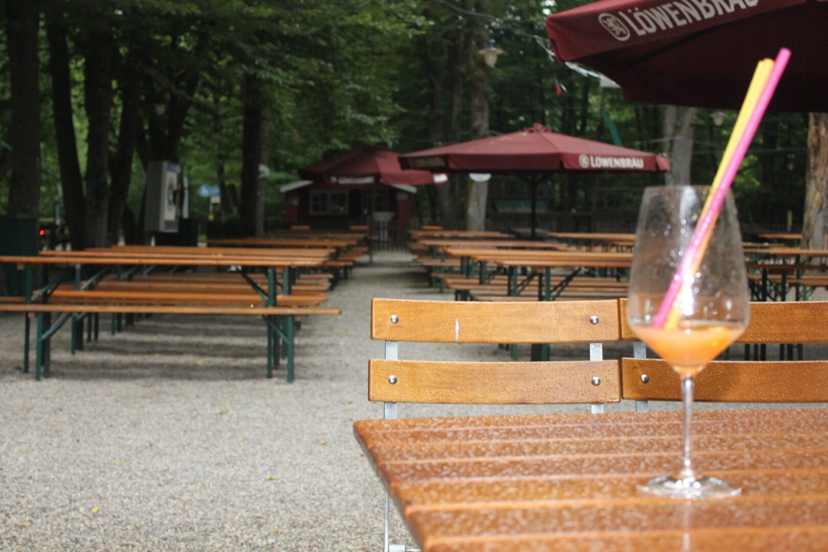 Biergarten im Regen