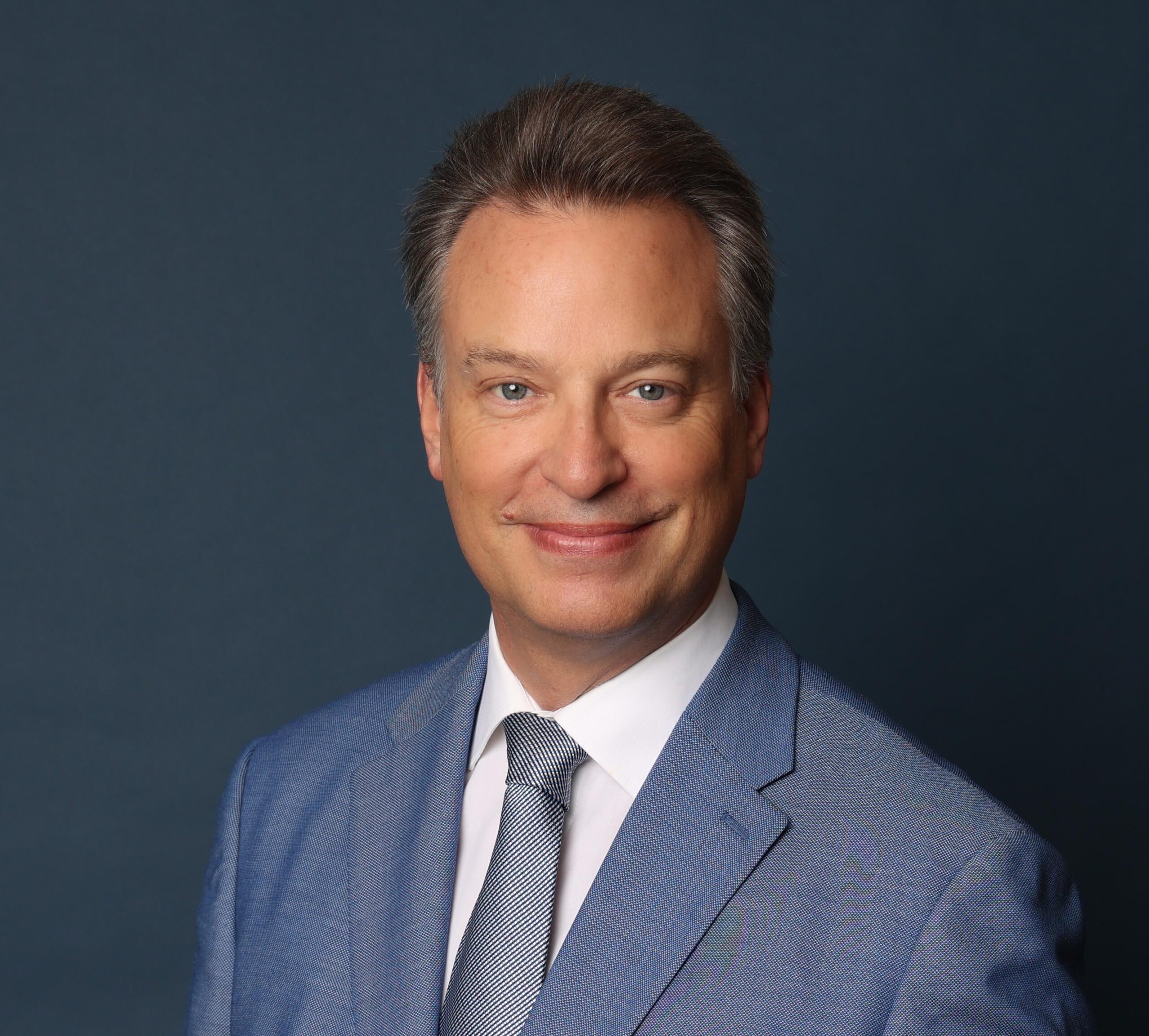 Leeb Versicherungsmakler GmbH-9 Portrait Franz Leeb Versicherungsmakler in Anzug und Krawatte